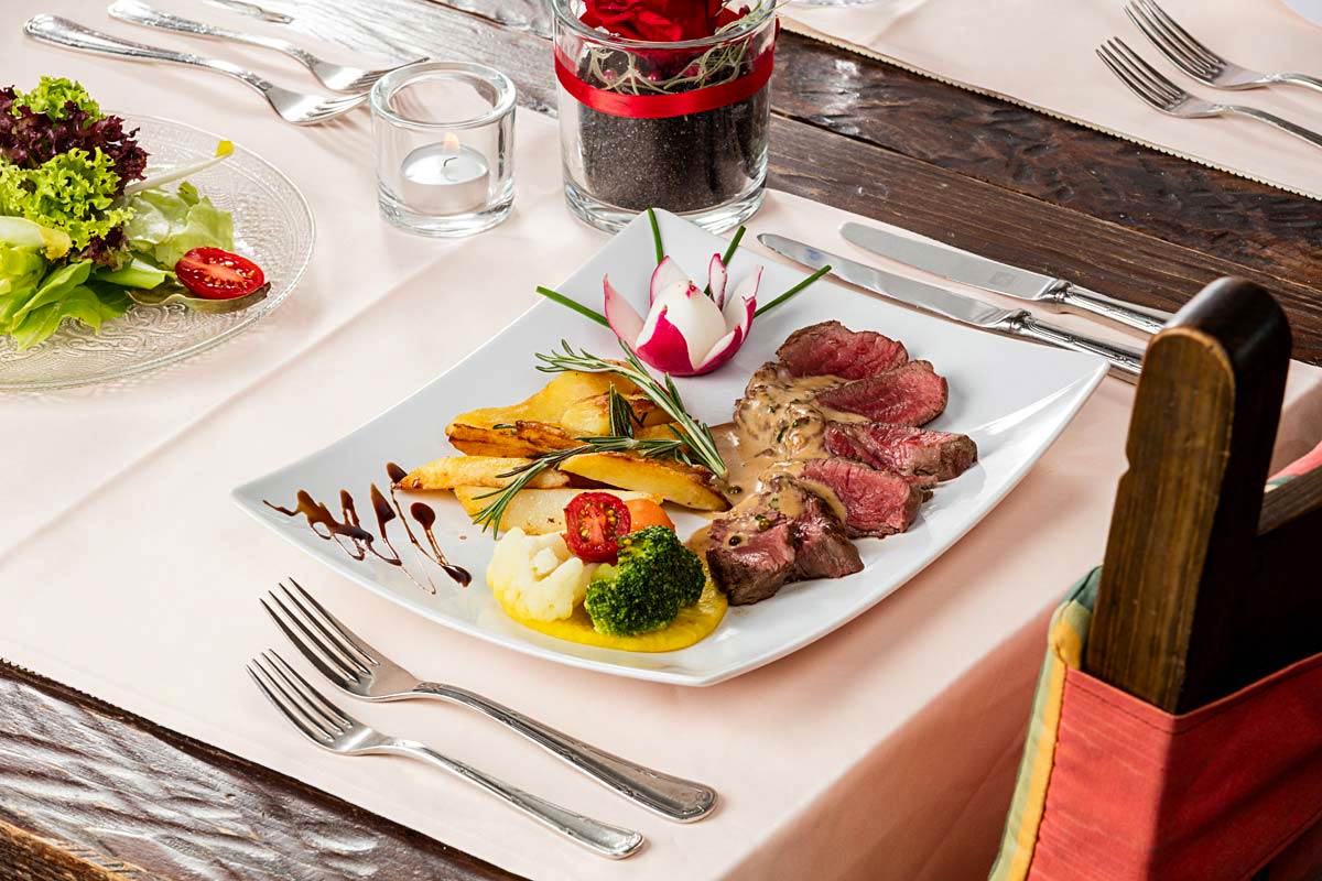 Tranchiertes Entrecôte mit frischem Gemüse Trattoria Casino Brugg